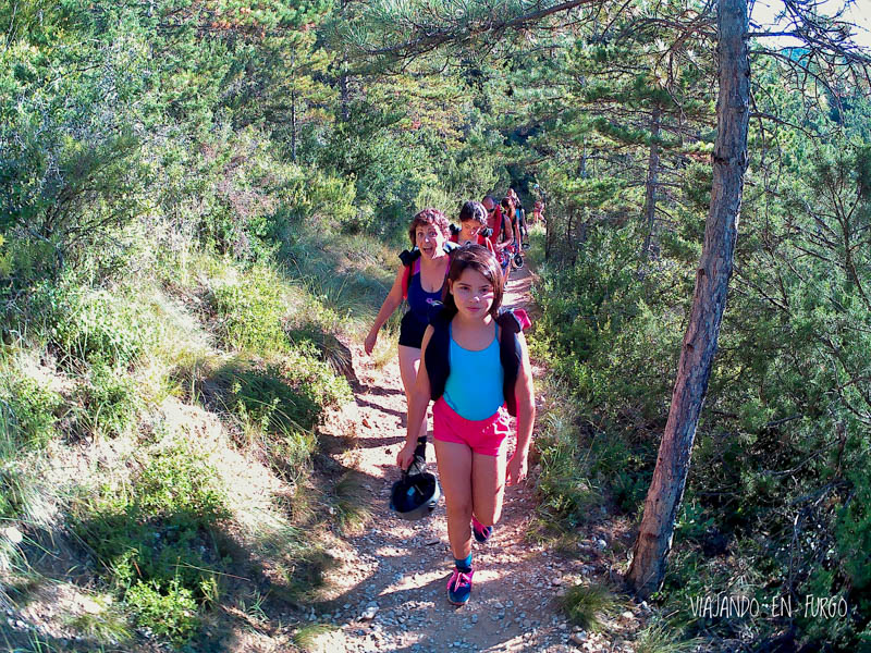 Caminando por el bosque hacia el inicio del descenso